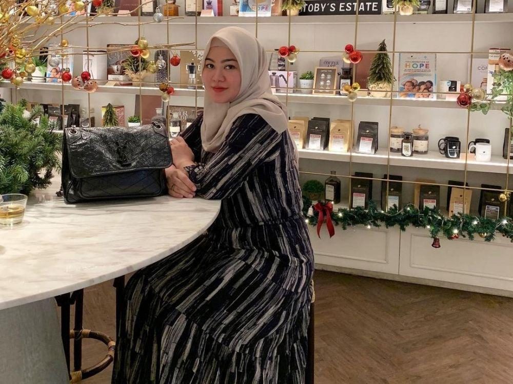 10 Potret Sherrin Tharia, Mantan Istri Zumi Zola yang Kembali Berhijab