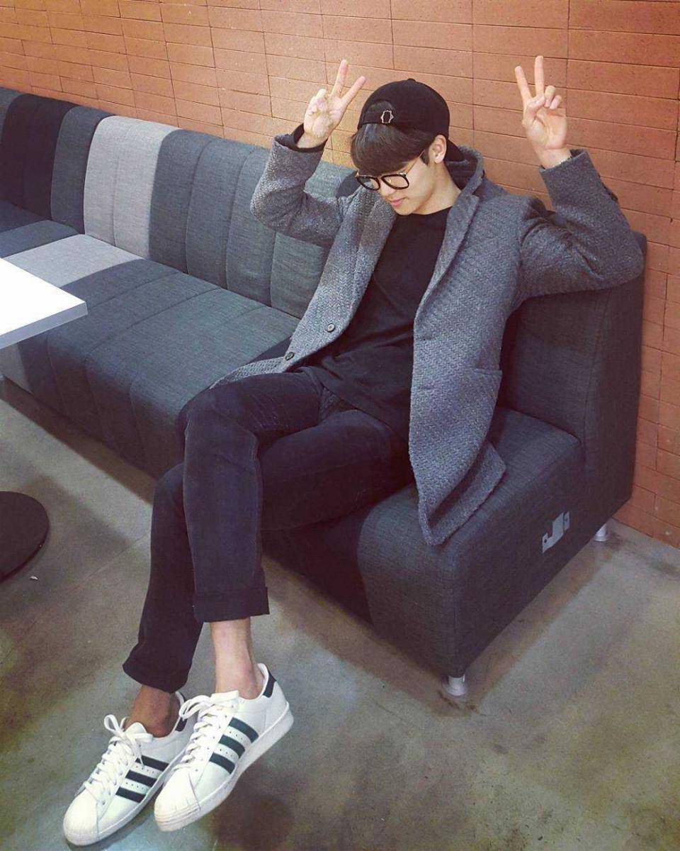 outfit kasual ala Kang Min Hyuk (instagram.com/mr_kanggun)