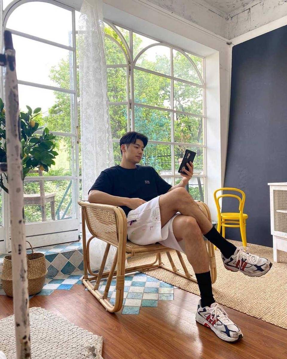 outfit kasual ala Kang Min Hyuk (instagram.com/mr_kanggun)
