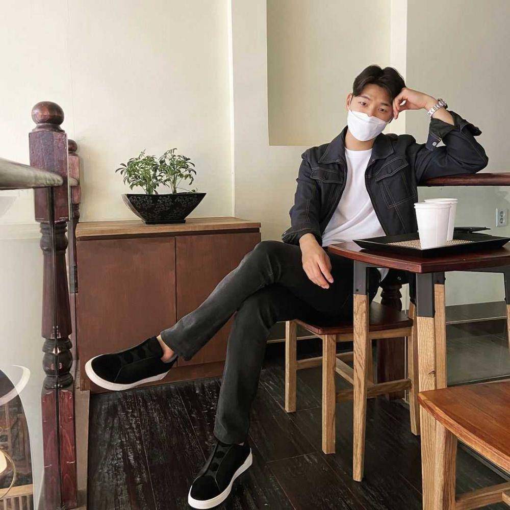 outfit kasual ala Kang Min Hyuk (instagram.com/mr_kanggun)