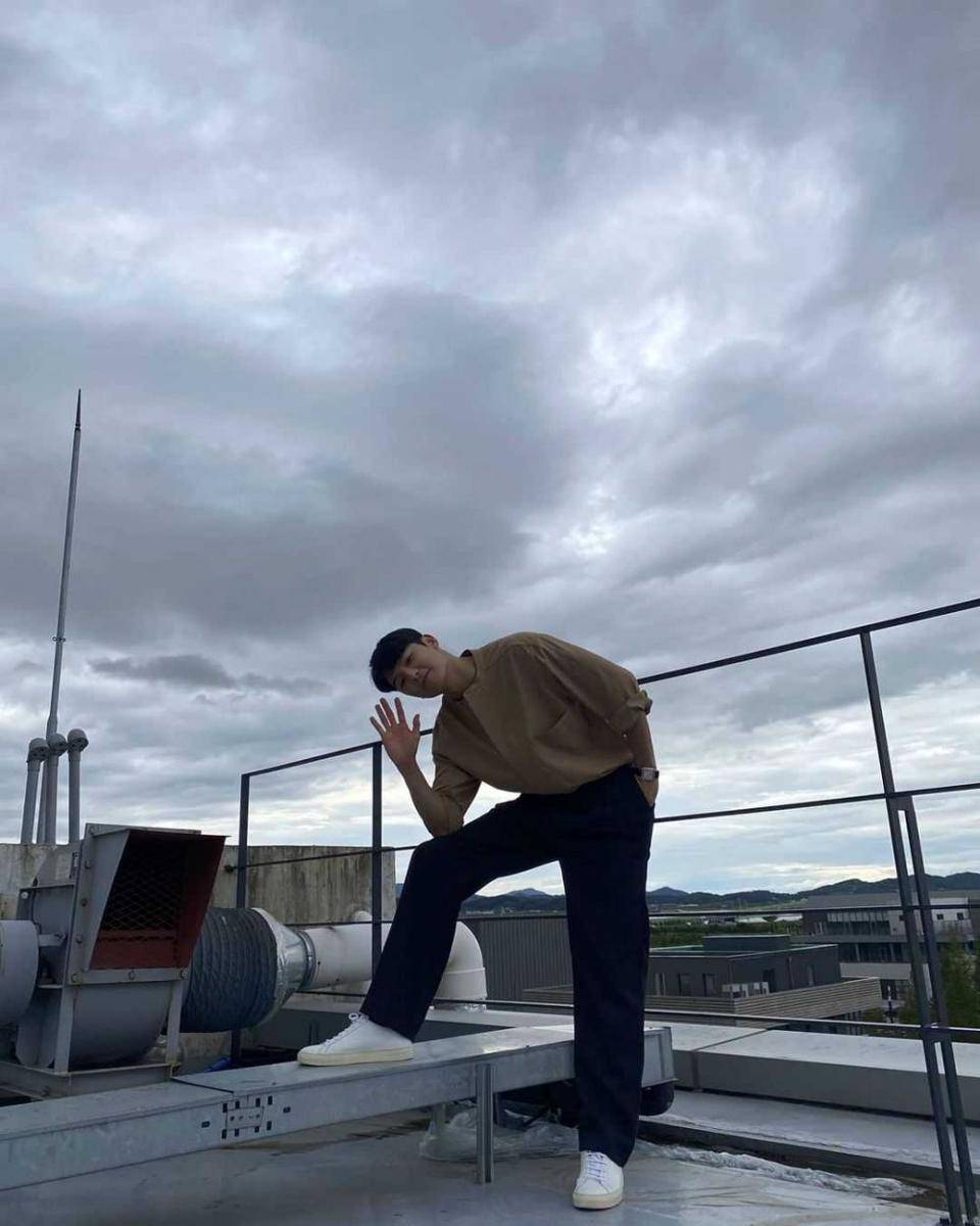outfit kasual ala Kang Min Hyuk (instagram.com/mr_kanggun)