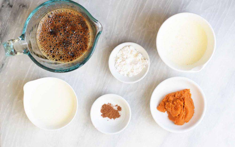 Bahan-bahan pumpkin spice latte (thespruceeats.com)