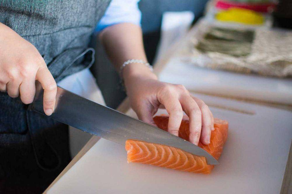 ilustrasi memotong daging salmon (pexels.com/Huy Phan)