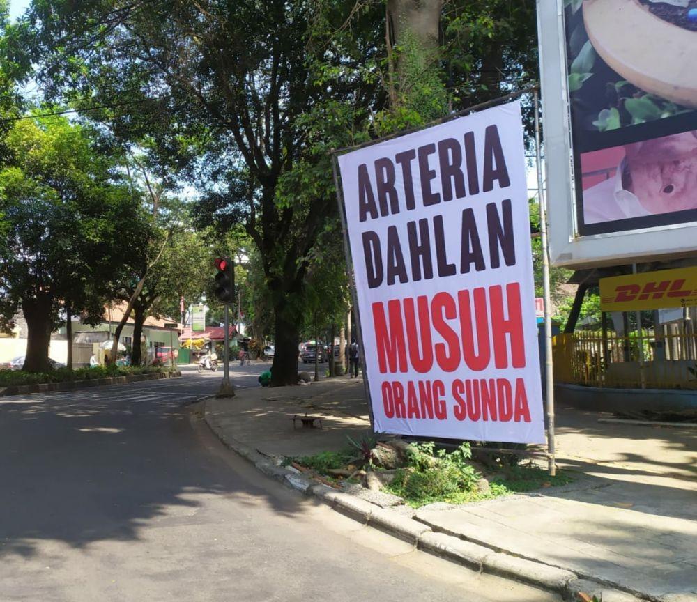 Spanduk 'Arteria Dahlan Musuh Orang Sunda' Terpasang di Bandung