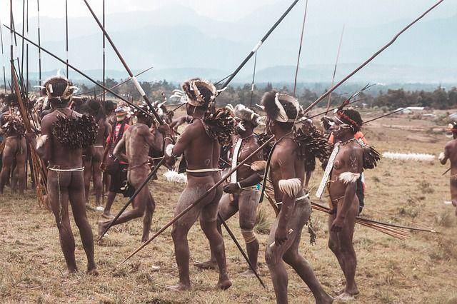 ilustrasi suku Papua bersiap-siap untuk pentas seni (pixabay.com/AssoMyron)