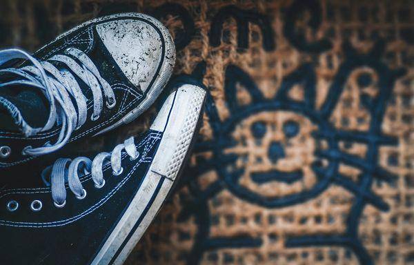 Ilustrasi sepatu kotor (unsplash/Phil Shaw)