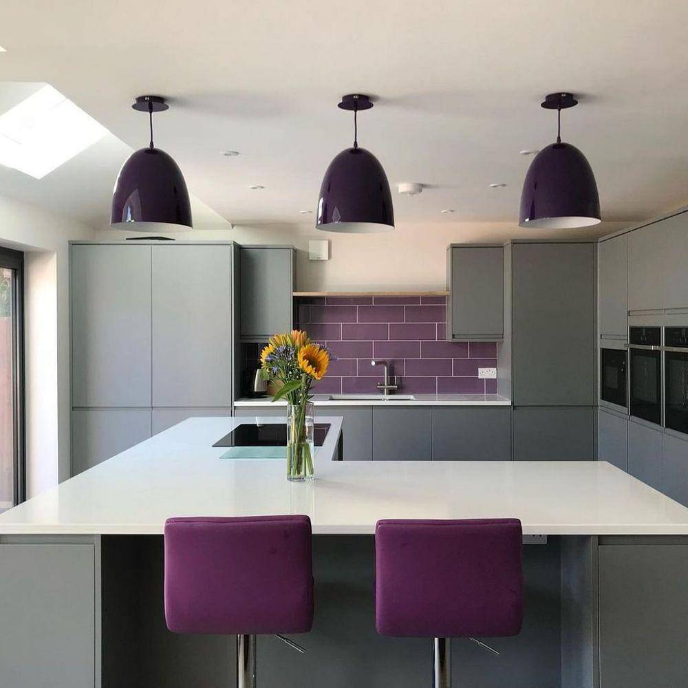 ilustrasi dapur dengan konsep warna ungu (houszed.com)