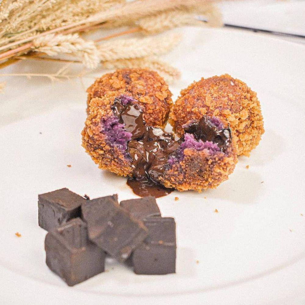 Bola ubi krispi lumer isi coklat. (instagram.com/cemilanku.bali)