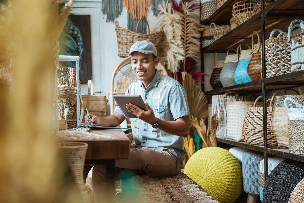 Ilustrasi kelola bisnis UMKM (Shutterstock/Odua Images)