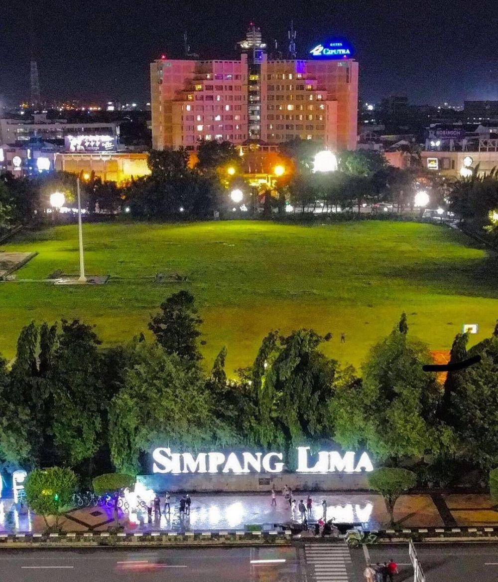 Simpang Lima Semarang di malam hari. (instagram.com/meltoy.photo)