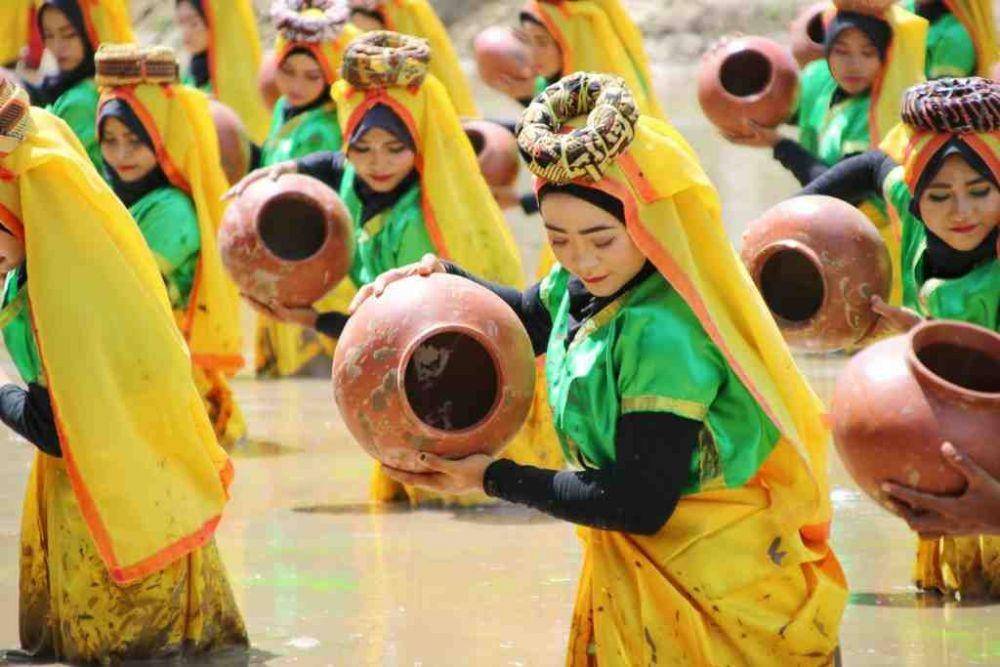 Tari Kolong asli Sumbawa (infopublik.id)