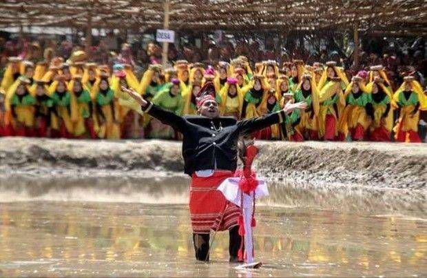 Tari Kolong asli Sumbawa (dok Pemkab KSB)