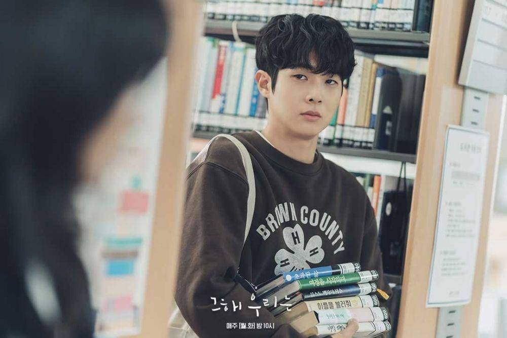 outfit Choi Woo Shik dalam KDrama Our Beloved Summer (instagram.com/sbsdrama.official)