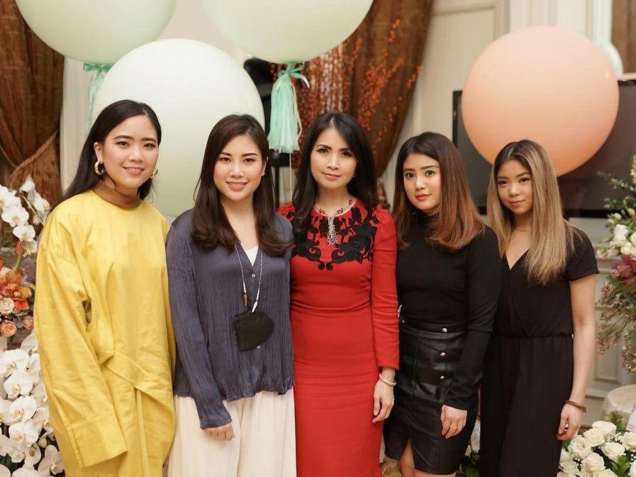 10 Potret Kompak Liliana Tanoe dan Keempat Putrinya, Bak Kakak Adik!