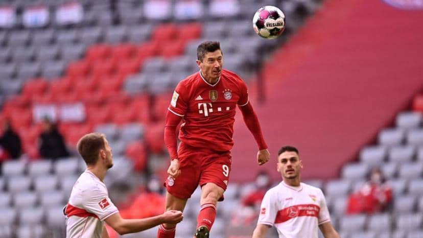 Robert Lewandowski saat menyundul bola. (thewest.com.au)