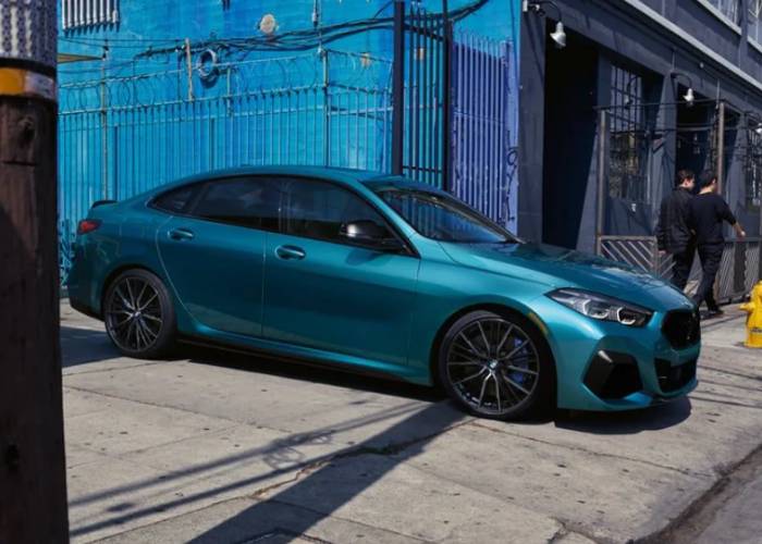BMW M235i xDrive Gran Coupé memiliki bagian atap yang lebih landai dari M135i xDrive (bmwusa.com)