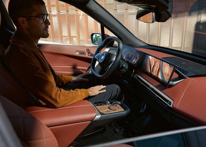 BMW iX memiliki dua instrumen layar yang melengkung (bmw.co.id)