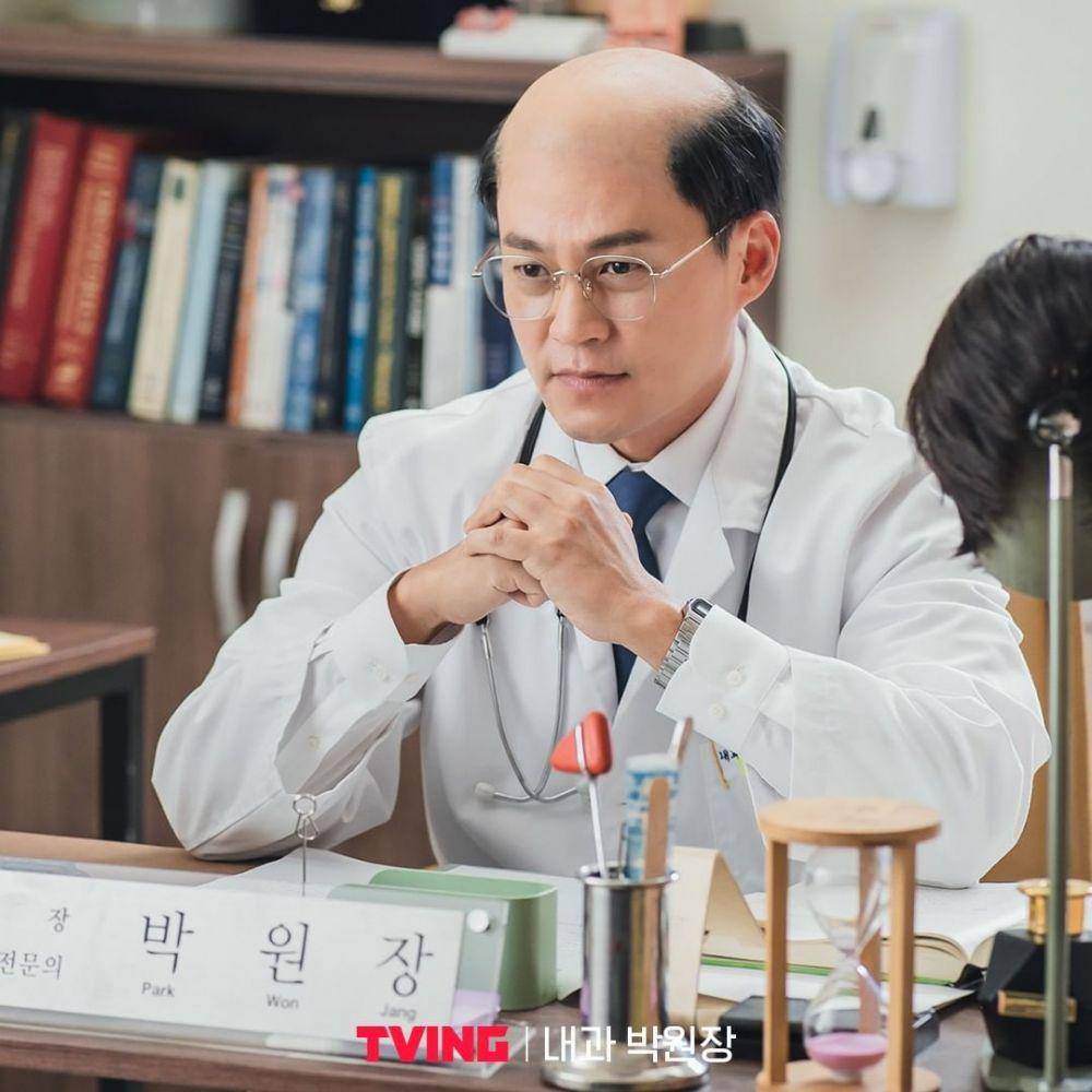 Lee Seo Jin pemeran Park Won Jang di drama Korea Dr. Park's Clinic (instagram.com/tving.official)