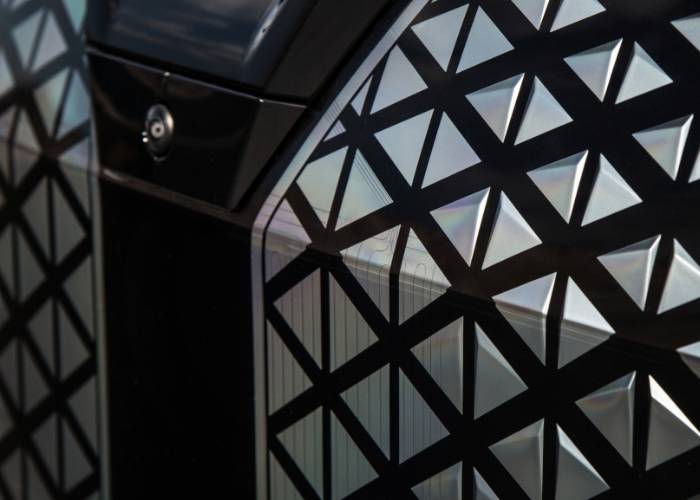 Dibalik grill BMW iX terdapat berbagai sensor pendukung mengemudi (press.bmwgroup.com)