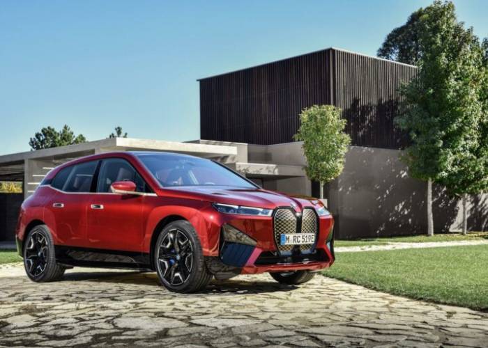 BMW iX dibanderol dengan harga mulai dari 84 ribu dolar AS (bmw.co.uk)