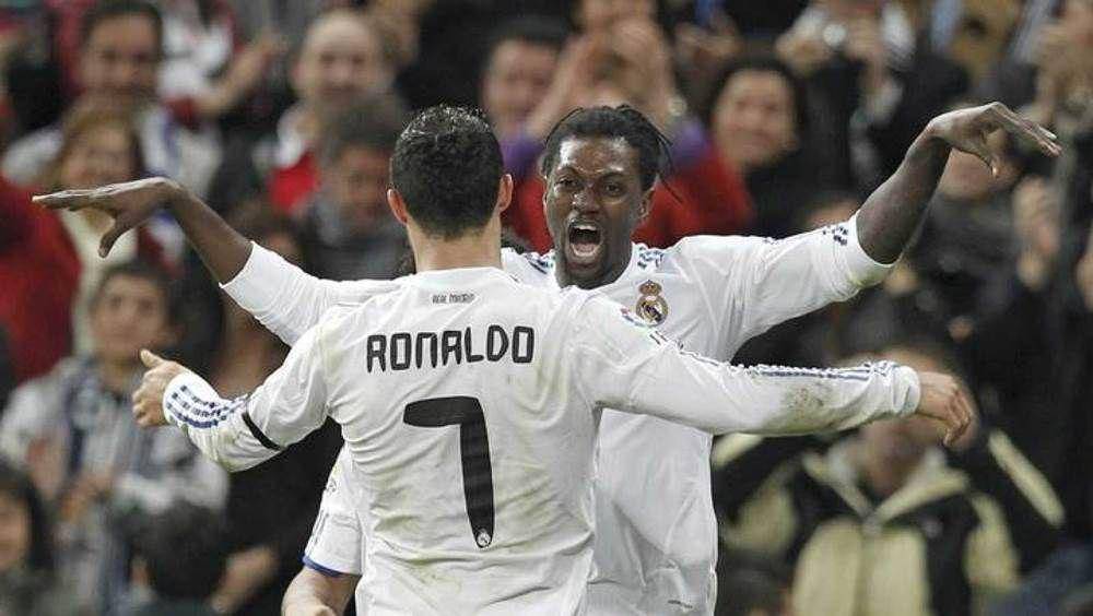 Cristiano Ronaldo dan Emmanuel Adebayor membela Real Madrid. (tribuna.com)