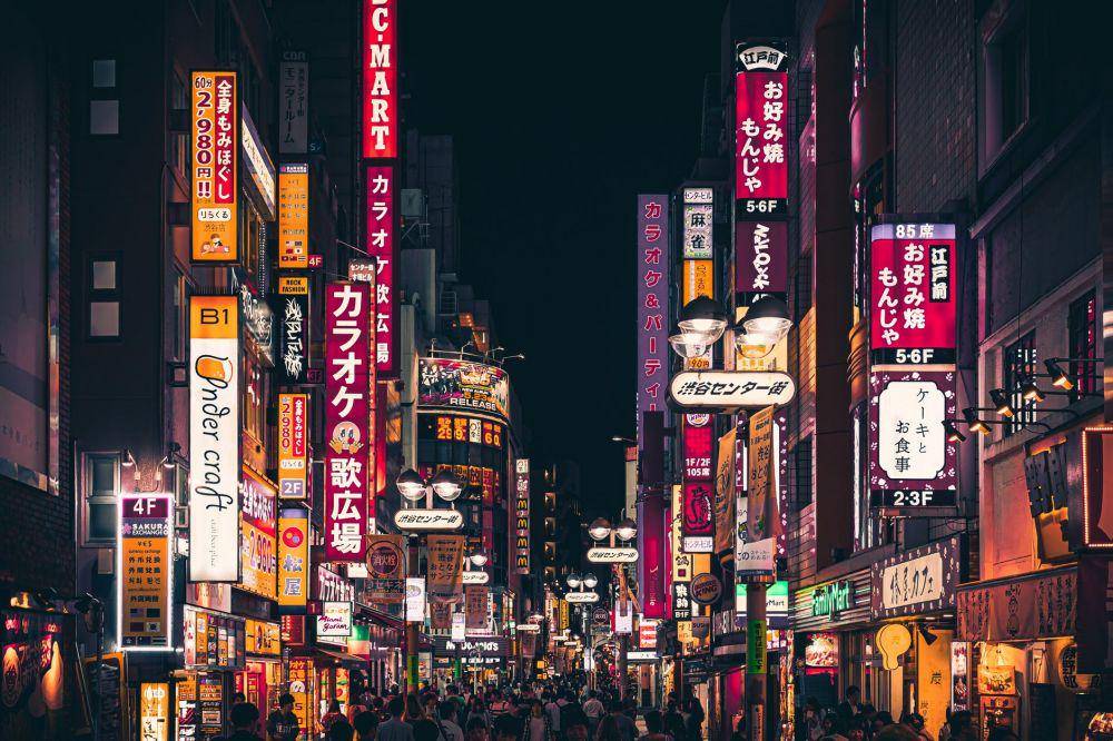 ilustrasi keramaian kota di Jepang (pexels.com/Aleksandar Pasaric)