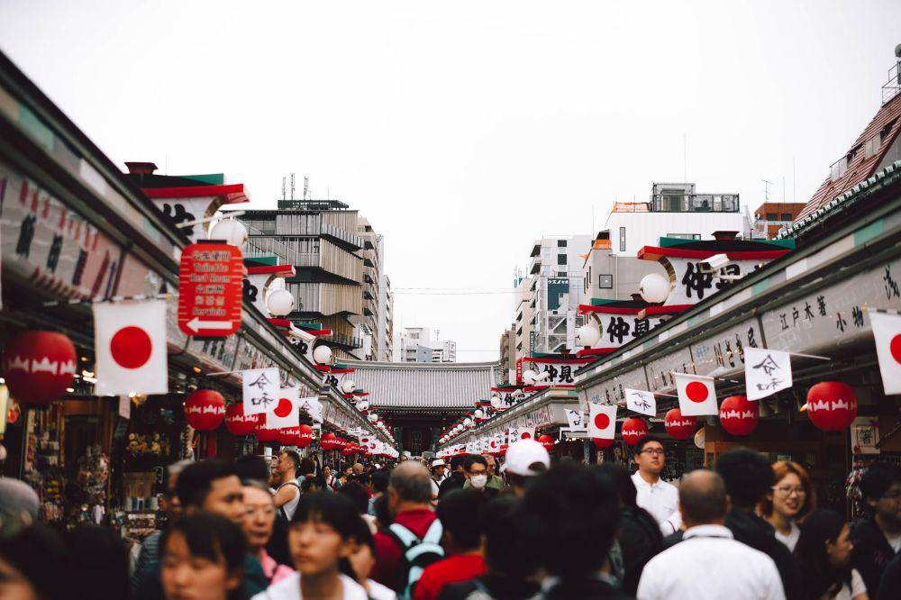 ilustrasi keramaian di salah satu sudut Kota Tokyo (pexels.com/Christiano Sinisterra)