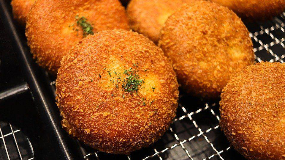 ilustrasi roti goreng isi bayam (pixabay.com/ally j)