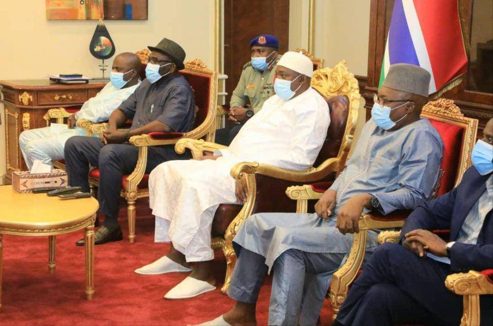 Presiden Gambia (tengah). (twitter.com/president barrow)