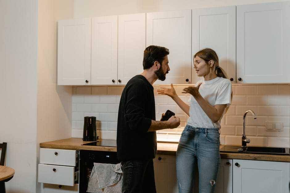 ilustrasi pasangan bertengkar (pexels.com/MART PRODUCTION)