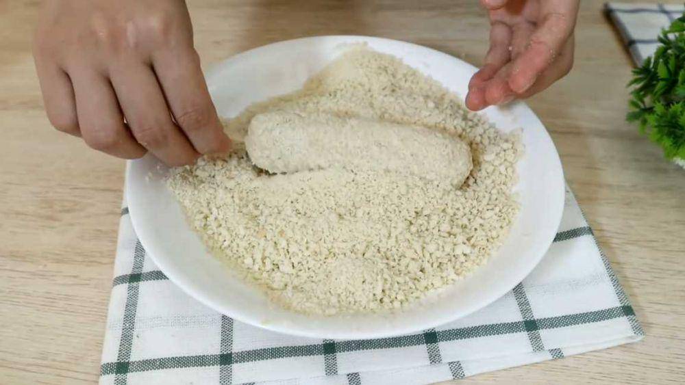 melumuri sosis dengan tepung (youtube.com/delmira cooking)