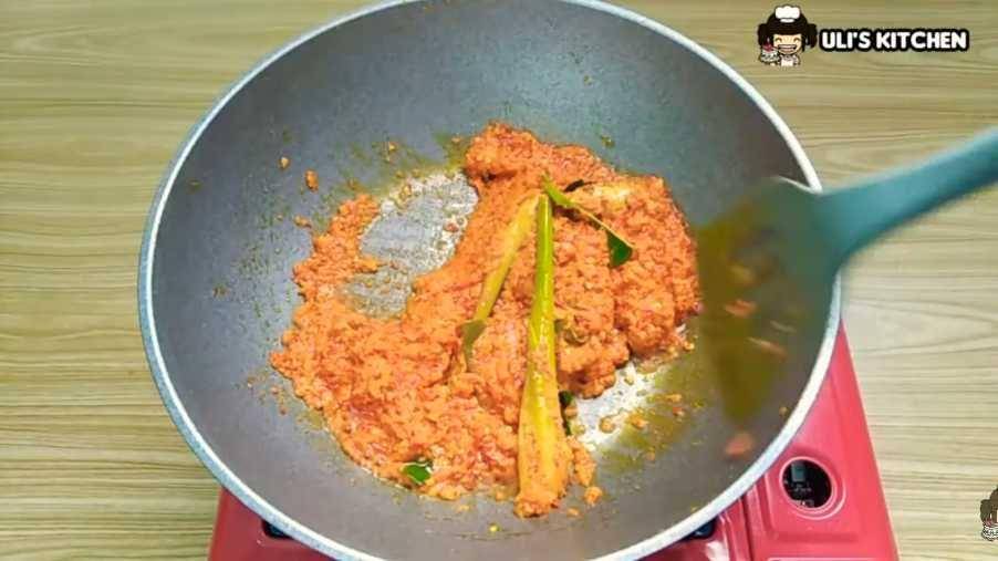ilustrasi menumis bumbu (youtube.com/uli's kitchen)
