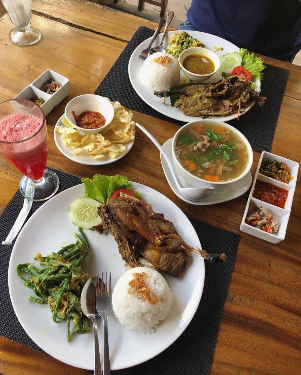 Menu makanan di Bebek Tepi Sawah (instagram.com/_basicallyfood)