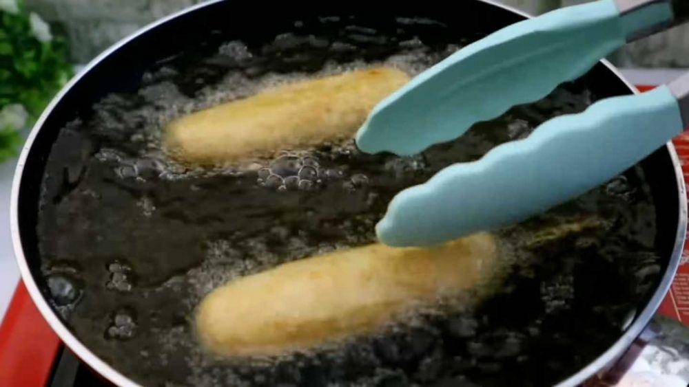 ilustrasi menggoreng corndog (youtube.com/delmira cooking)