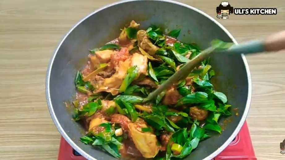 menambah daun kemangi (youtube.com/uli's kitchen)