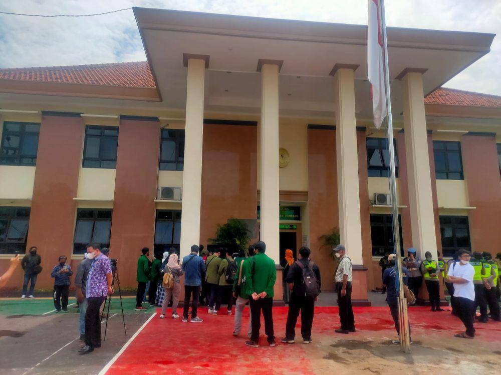 Suasana di depan PN Jombang saat sidang praperadilan anak kiai Jombang. IDN Times/Zainul Arifin