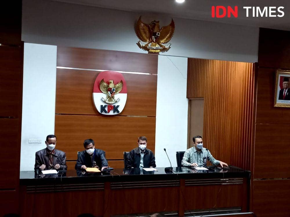 KPK tetapkan Hakim PN Surabaya Itong Isnaeni Hidayat sebagai tersangka dugaan suap perkara pada Kamis (20/1/2022). (IDN Times/Aryodamar)
