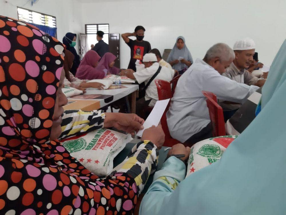 Pengajian Al-Ikhlas serahkan bantuan ke Pertuni (Dok. Istimewa)