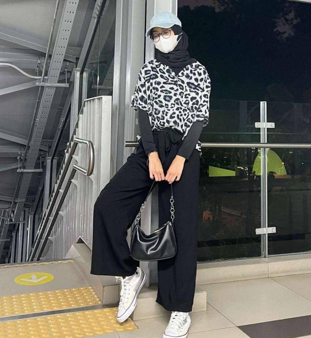 style hijab animal print (instagram.com/naqitakarnn)