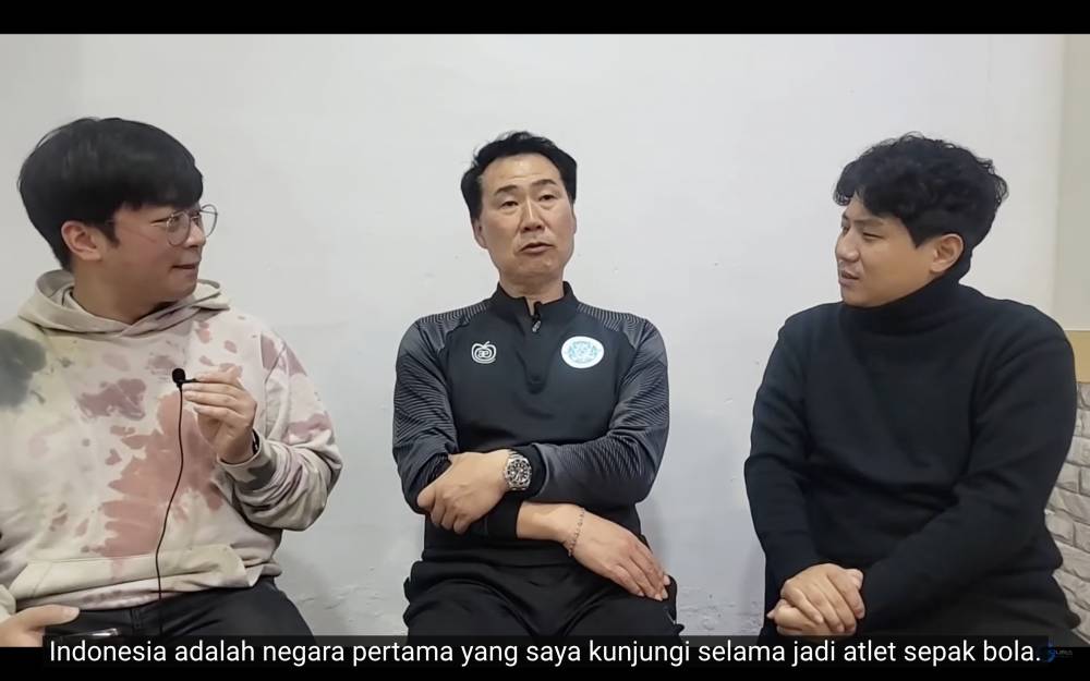 Tangkapan layar Pelatih Ansan Greeners, Cho Min-kook, saat berbicara di kanal YouTube Sports-G untuk meminta Shin Tae Yong menjaga Asnawi dengan baik di Timnas Indonesia. (IDN Times/Ilyas Mujib)