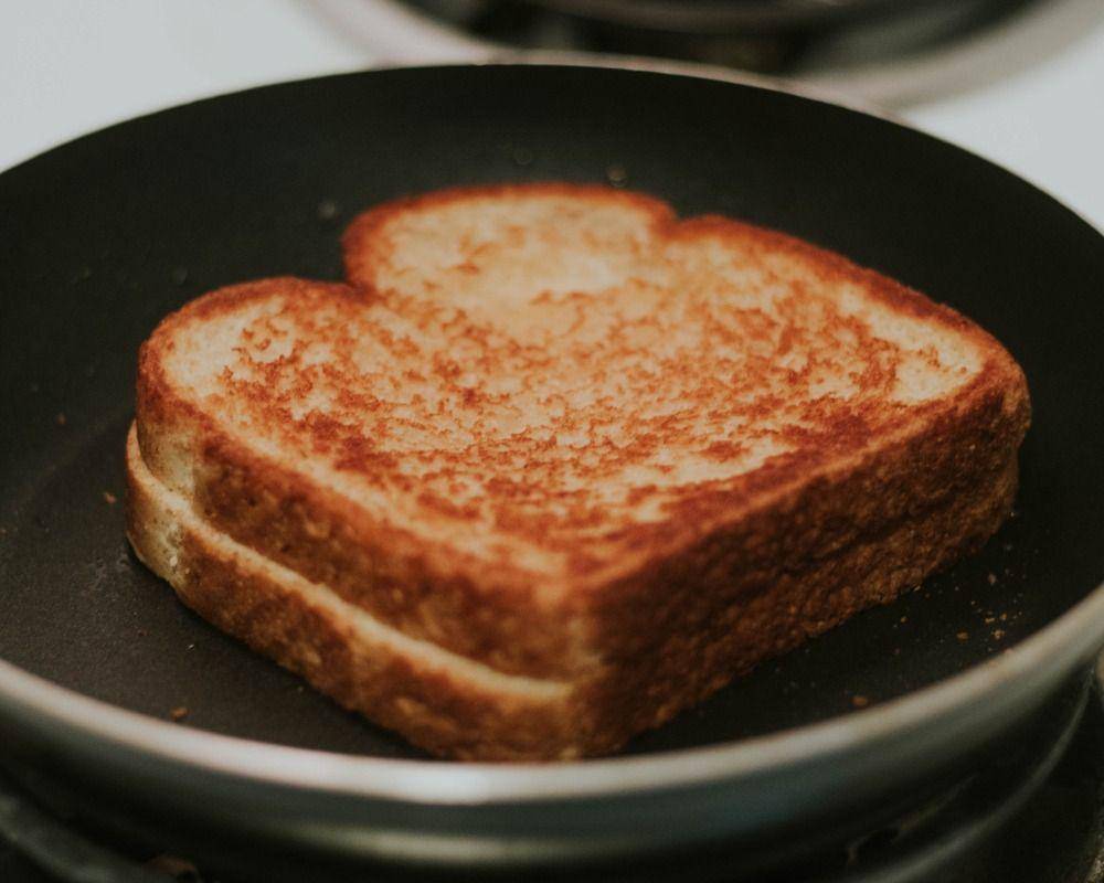 ilustrasi membuat roti bakar sosis keju (unsplash.com/giobartlett)