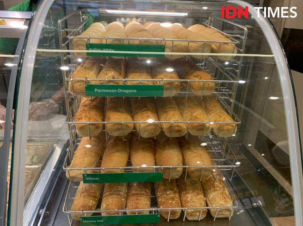Varian roti Subway Indonesia, Lippo Mall Puri Jakarta Barat (IDN Times/Dhiya Awlia Azzahra)