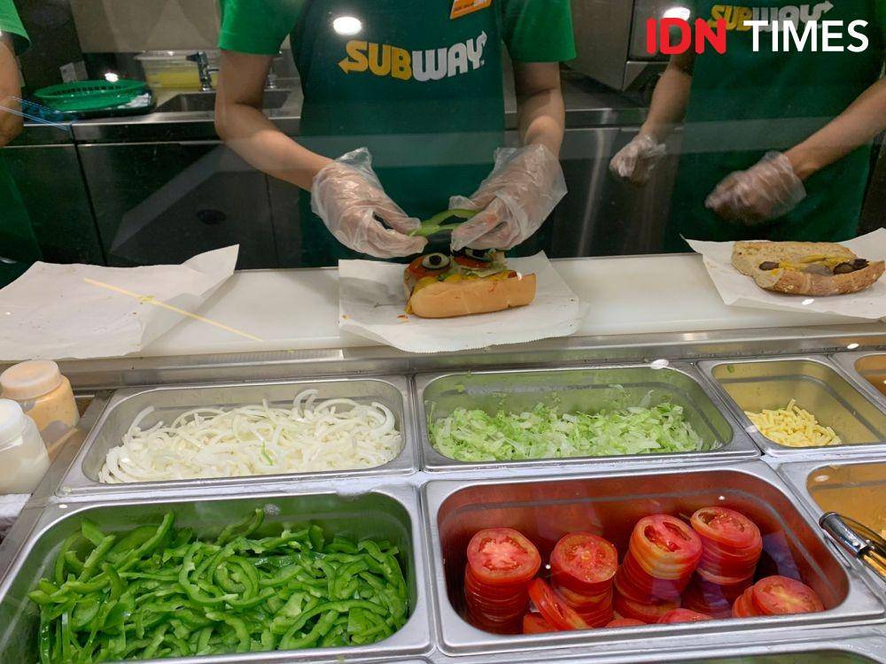 Proses pembuatan sandwich di Subway Indonesia, Lippo Mall Puri, Jakarta Barat (IDN Times/Dhiya Awlia Azzahra)