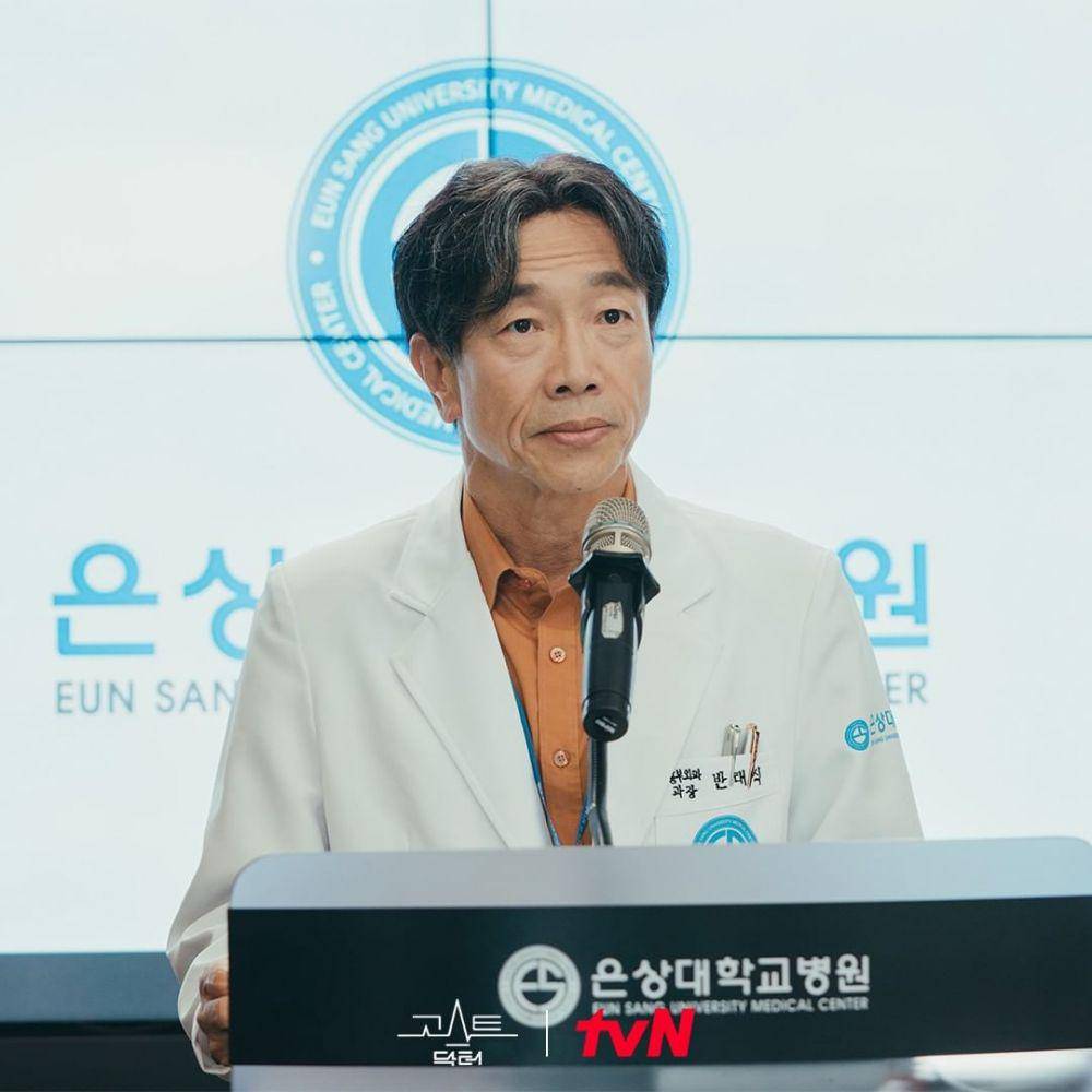 Park Chul Min dalam drama Ghost Doctor (instagram.com/tvn_drama)