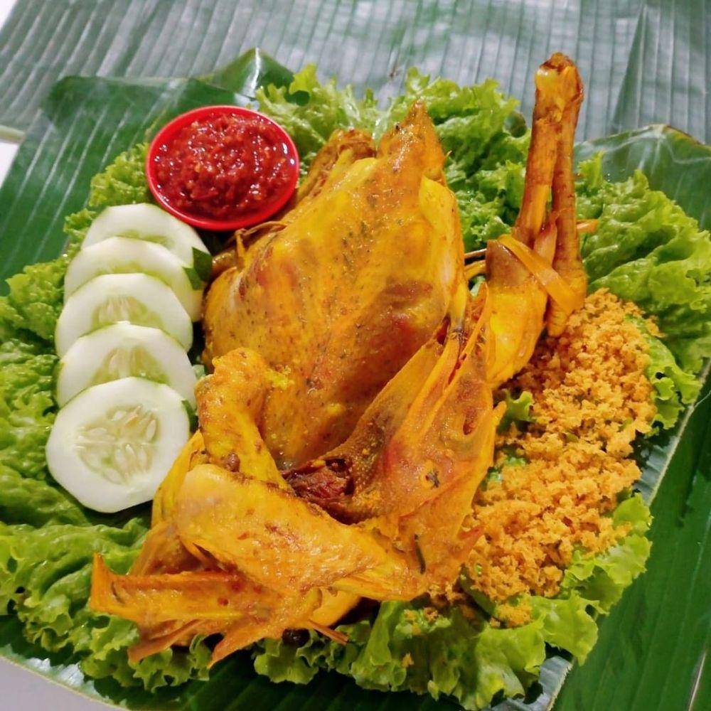 ayam ingkung (instagram.com/diskonsolo)