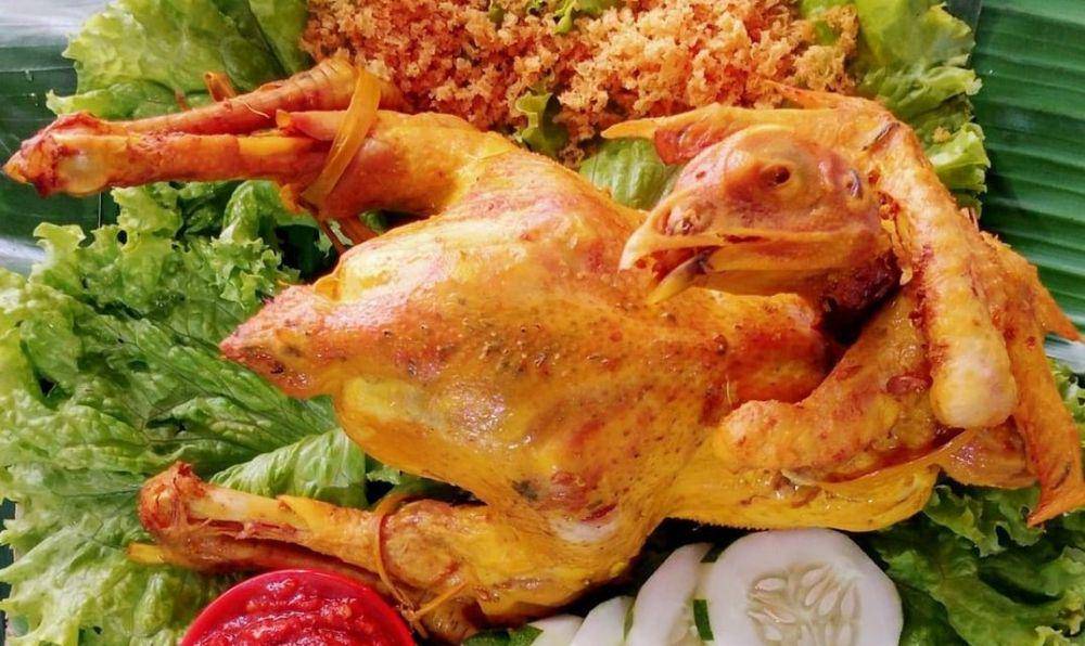 ayam ingkung (instagram.com/diskonsolo)