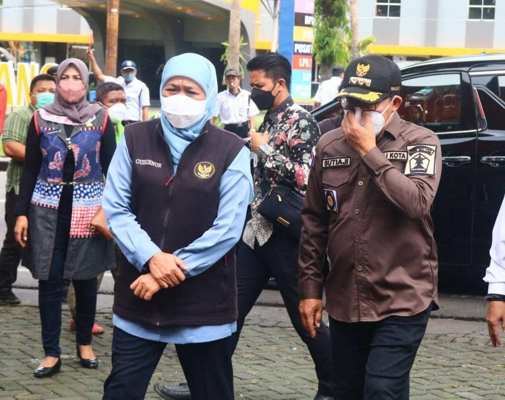 Khofifah Indar Parawansa bersama Sutiaji saat melakulan sidak ke beberapa retail modern di Kota Malang. IDN Times/Alfi Ramadana