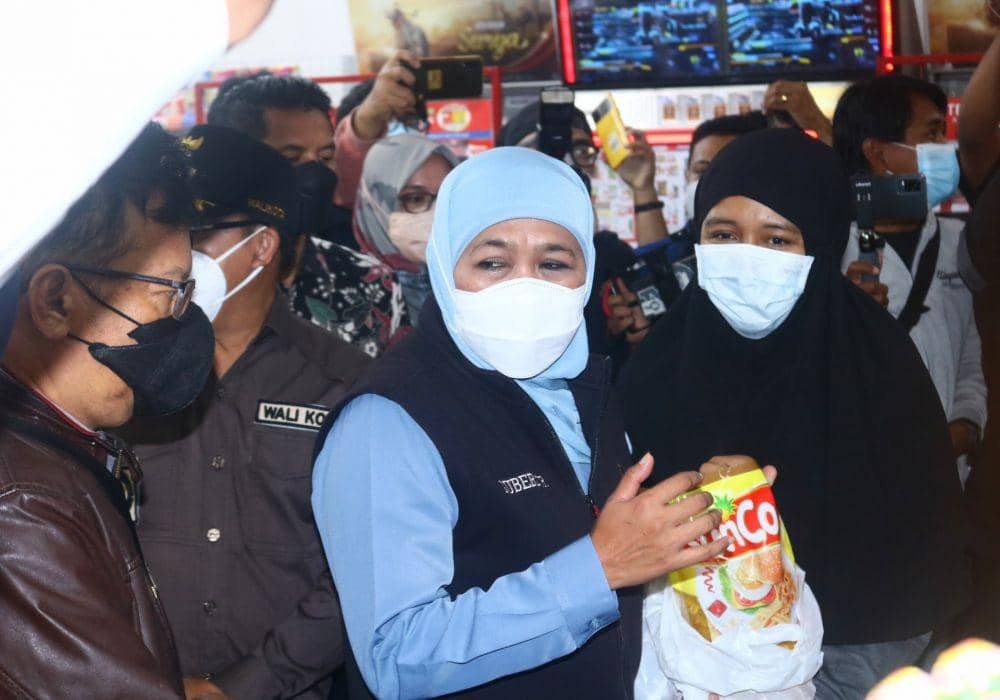Khofifah saat melakukan monitoring harga minyak goreng di beberapa retail modern di Kota Malang. IDN Times/Alfi Ramadana