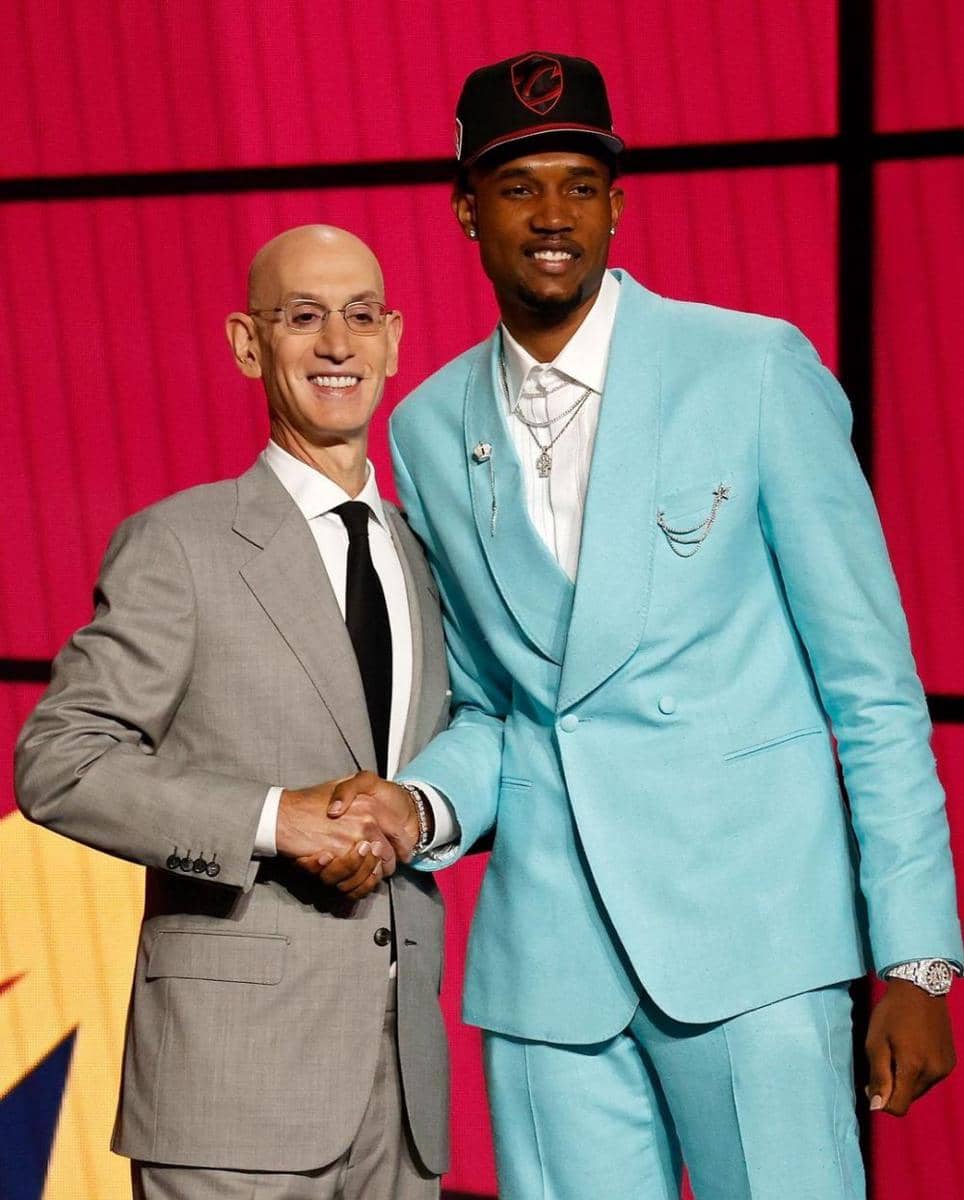 Evan Mobley dan Adam Silver berjabat tangan pada NBA Draft 2021. (instagram.com/evanmobley4)