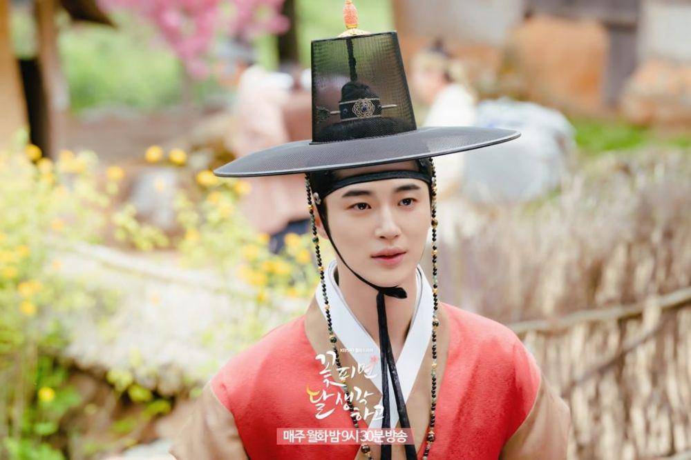 potret Byeon Woo Seok sebagai Putera Mahkota Lee Pyo dalam KDrama Moonshine (instagram.com/kbsdrama)